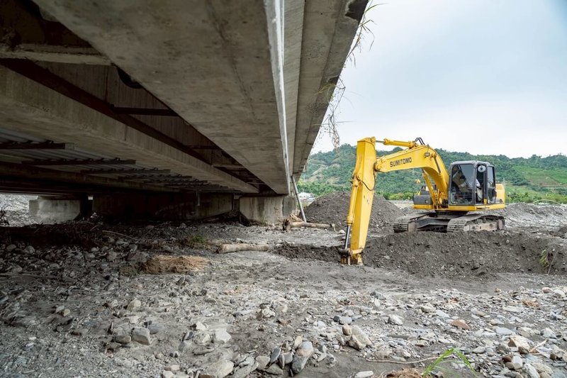 接連有颱風及強降雨襲台，台東縣內多條溪流淤積砂石，其中太平溪砂石已快接觸到太平橋，台東縣政府20日展開疏濬工作。（台東縣政府提供）中央社記者盧太城台東傳真　114年10月20日