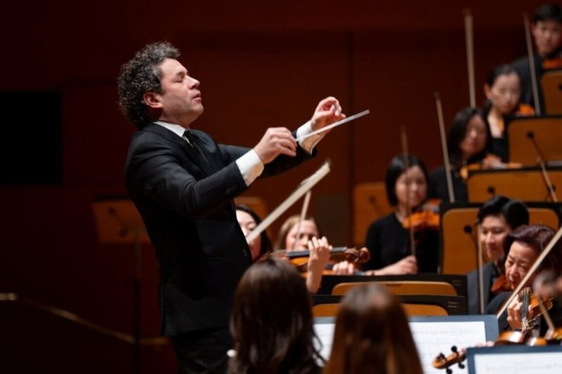 指揮名家杜達美(Gustavo Dudamel)(左)將帶領洛杉磯愛樂(Los Angeles Philharmonic)訪台,在台北市國家音樂廳舉行3場音樂會,也是杜達美告別洛杉磯愛樂音樂總監的世界巡演重點站之一。(牛耳提供)中央社記者趙靜瑜傳真 114年10月20日