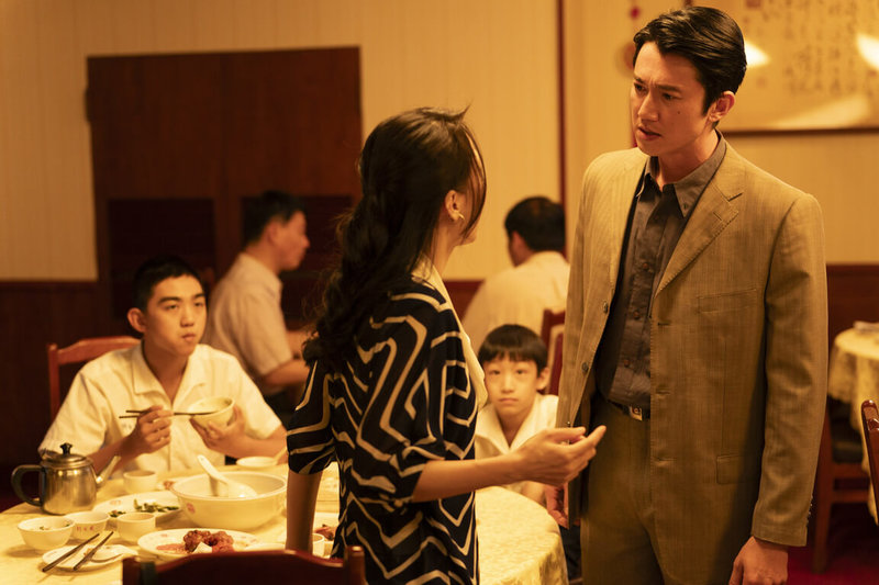演員陳玄力(左)與孫淑媚(前中)、吳慷仁(右)合作主演電影「南方時光」,吳慷仁與孫淑媚在片中分別飾演外省父親與閩南母親。(百景映畫提供)中央社記者洪素津傳真 114年10月20日