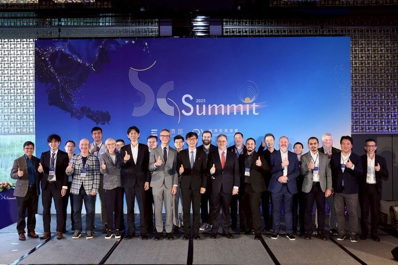 經濟部產業發展署於20日在台北舉辦「2025 5G Summit」,經濟部產業發展署長邱求慧(前排中)與來自美、英、德、日、星、越南、蒙古與印尼等8國、共16家國際電信商、系統整合商、軟體供應商與驗證機構同台合影。(產發署提供)中央社記者趙敏雅傳真 114年10月20日