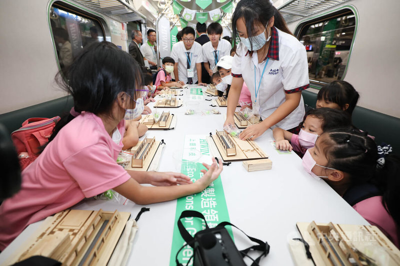 2025台灣科普環島列車20日從台北車站啟航,學童在車廂內開心玩科學,體驗相關實驗、學習知識。 中央社記者謝佳璋攝 114年10月20日