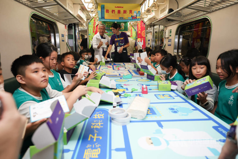 2025台灣科普環島列車20日從台北車站啟程,將科學從教室帶進火車站,走進日常生活,讓參與的學童享受科學樂趣,學習科學相關的知識與運用。中央社記者謝佳璋攝 114年10月20日