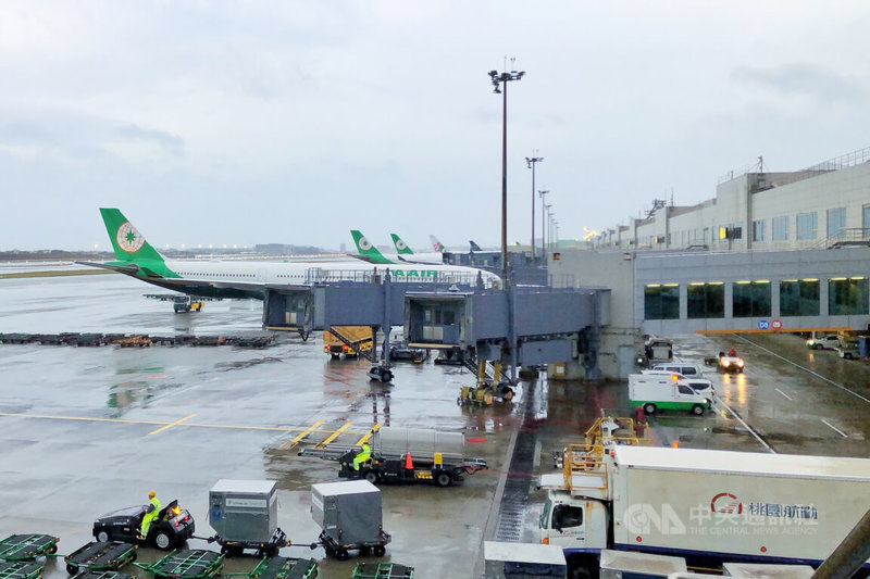 桃園國際機場公司20日表示,受到天氣因素影響,從19日晚間至20日上午11時,已有4航班轉降高雄機場;提醒旅客及接機親友,出發前預先與航空公司確認班機動態或上桃機官網查詢。圖為桃園國際機場作業狀況。中央社記者吳睿騏桃園機場攝 114年10月20日