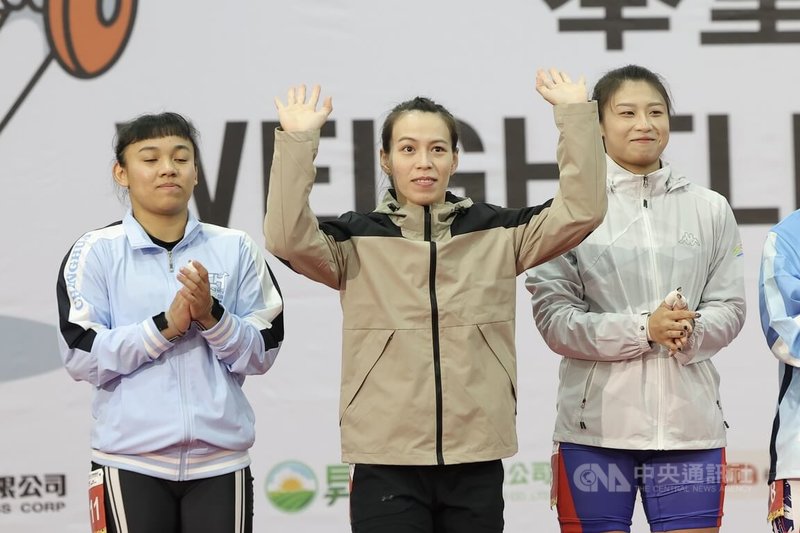 114年全國運動會在雲林登場,舉重女神郭婞淳(中)20日參賽女子組64公斤級,於介紹選手時向現場粉絲揮手致意。中央社記者翁睿坤攝 114年10月20日