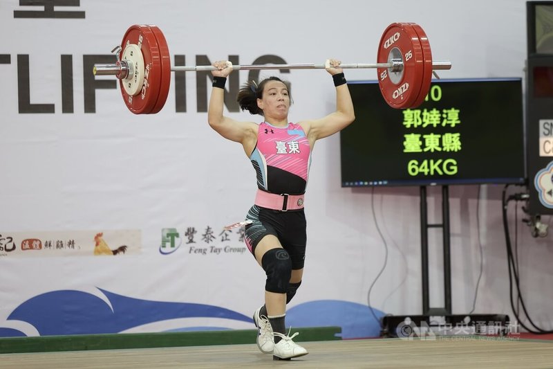 114年全國運動會在雲林,舉重項目20日進行女子組64公斤級決賽,代表台東縣出賽的「舉重女神」郭婞淳(圖)在挺舉項目成功舉起130公斤,打破大會紀錄。中央社記者翁睿坤攝 114年10月20日