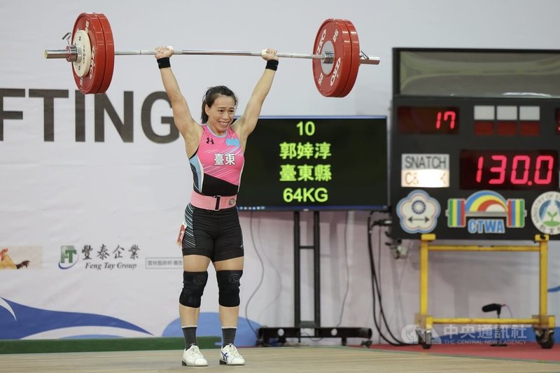 台灣「舉重女神」郭婞淳(圖)20日在114年全國運動會女子64公斤級,以抓舉98公斤、挺舉130公斤,總和228公斤輕鬆摘金,其中挺舉、總和雙破大會紀錄。中央社記者翁睿坤攝 114年10月20日
