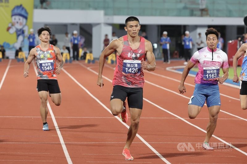 114年全國運動會在雲林,田徑男子100公尺決賽20日晚間登場,短跑健將陳玟溥(中)狀態絕佳,再度跑進10秒大關,以9秒95奪得金牌。中央社記者翁睿坤攝 114年10月20日