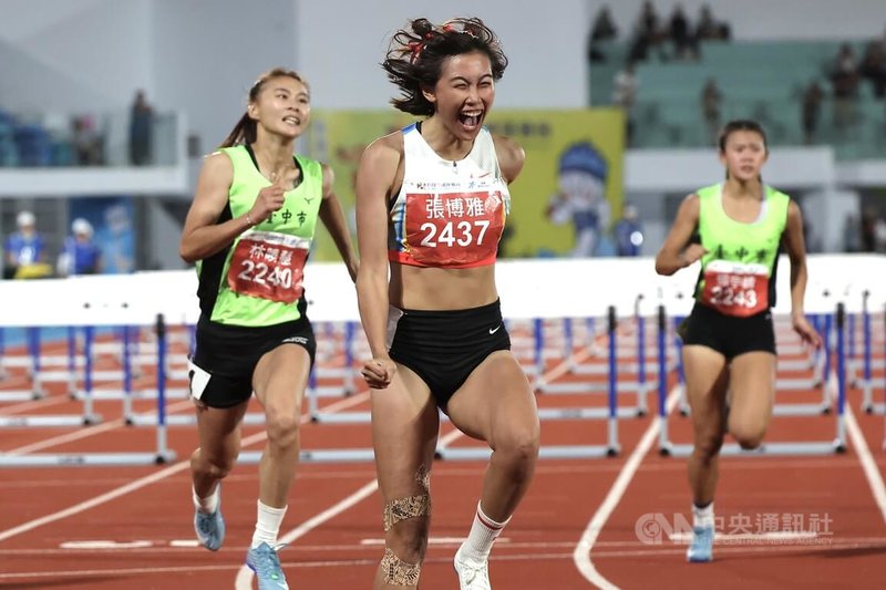 田徑女將張博雅(中)在114年全國運動會代表花蓮縣出賽,20日晚間在女子100公尺跨欄決賽以12秒94拿下金牌,跨過終點線後興奮吶喊。中央社記者翁睿坤攝 114年10月20日