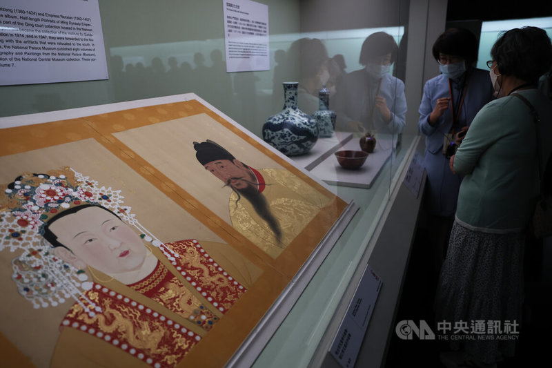 國立故宮博物院喜迎百年,20日在台北舉行「故宮100+院慶暨特展聯合開幕晚會」,並安排工作人員導覽,帶領與會來賓共賞明代帝后半身像等古文物。中央社記者趙世勳攝 114年10月20日