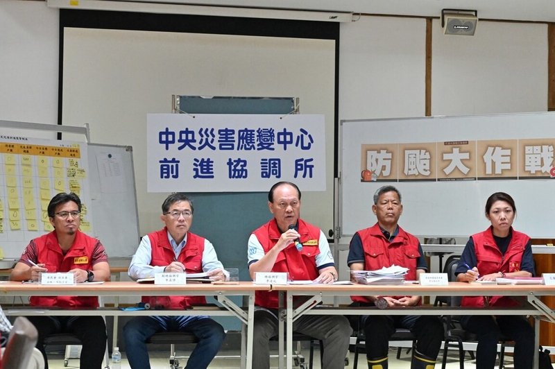 馬太鞍溪堰塞湖溢流災情搶救進入下一階段,中央前進協調所總協調官季連成(中)20日表示,協調所將轉型為災後重建協調會報,設置9大功能分組。(行政院提供)中央社記者盧太城花蓮傳真 114年10月20日