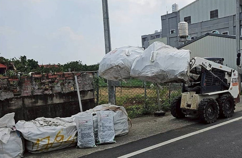先前風災導致台南出現大量毀損石綿瓦待清運,其中來自各畜牧場已打包者原定民國115年4月清除,經市府向環境部爭取提前執行獲同意,近期將與各畜牧場重新約定清運時程。(台南市環保局提供)中央社記者楊思瑞台南傳真 114年10月20日