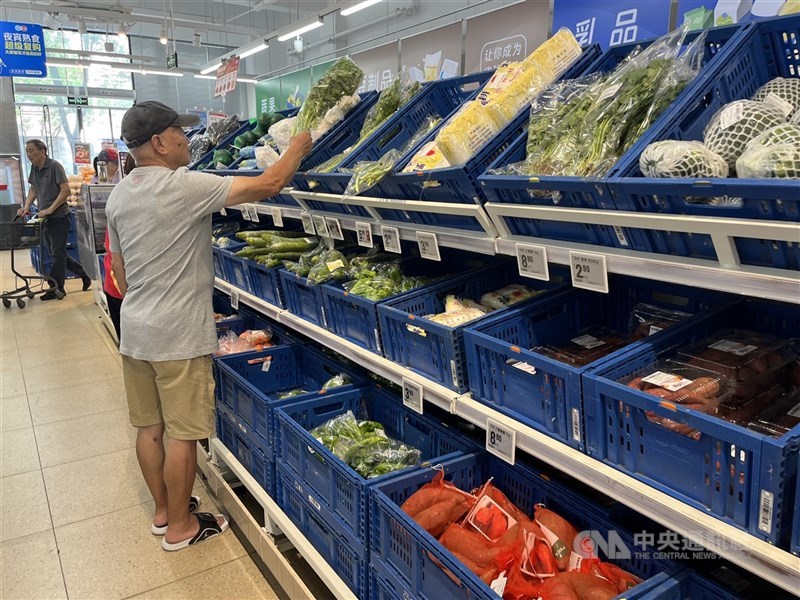 中國第3季國內生產毛額(GDP)增長率為4.8%,是今年以來增速最慢。圖為消費者在上海一家超市選購。(中央社檔案照片)