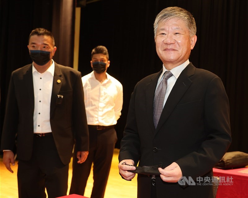 圖為龍邦董事長劉偉龍(右)。 (中央社檔案照片)