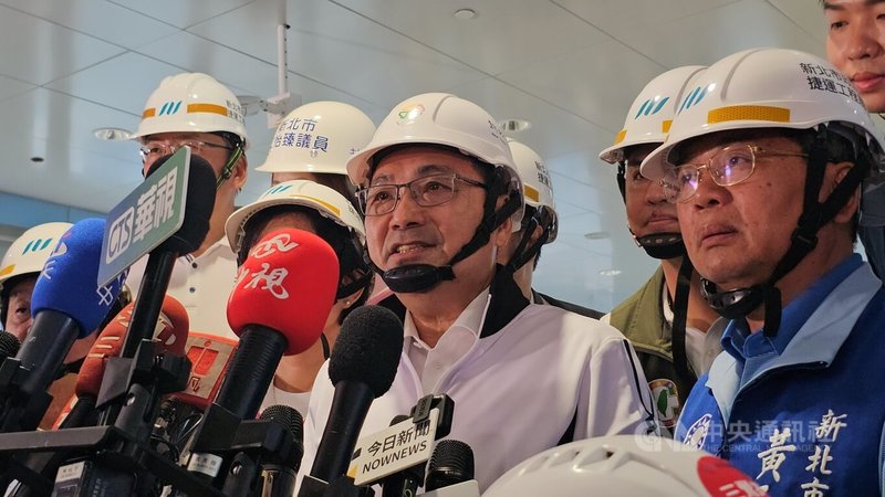 新北市長侯友宜(前右2)20日視察捷運三鶯線列車動態測試及轉乘設計時受訪表示,整體工程進度已達95%,全力衝刺在114年底完工,115年履勘後通車。中央社記者王鴻國攝 114年10月20日
