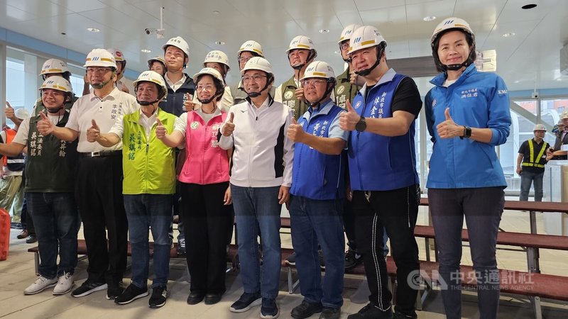 新北市長侯友宜(前右4)等人20日前往視察捷運三鶯線列車動態測試及轉乘設計,多名民代及地方人士參與。中央社記者王鴻國攝 114年10月20日