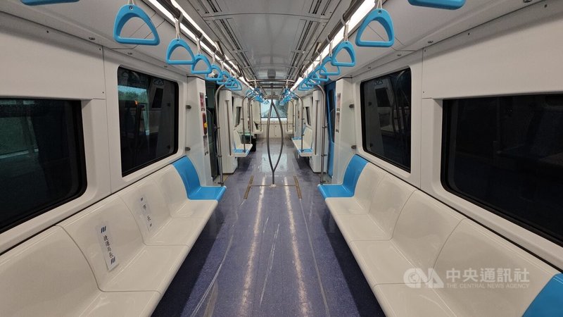 捷運三鶯線力拚年底完工,20日進行列車動態測試。圖為三鶯線捷運列車內部空間,整體設計明亮舒適。中央社記者王鴻國攝 114年10月20日
