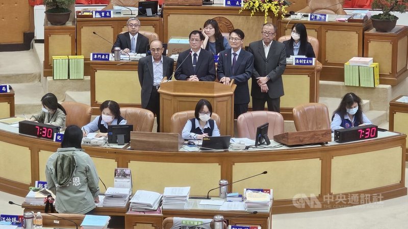 新北市議會20日進行業務質詢，有議員關切豪雨來襲停班課議題，消防局長陳崇岳（後立者左2）表示，只要風速雨量達標，授權各區公所、學校或幾個里可自行決定實施停班課。中央社記者王鴻國攝　114年10月20日