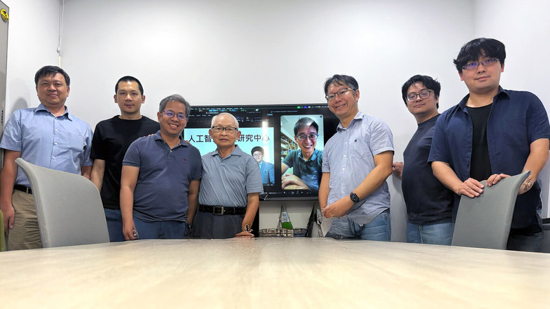 在教育部「國家重點領域頂尖研究中心計畫」支持下,台灣大學於2025年成立人工智慧頂尖研究中心,由中研院院士李琳山(左4)擔任主任,圖為該中心成員合影。(台大提供)中央社記者許秩維傳真 114年10月20日