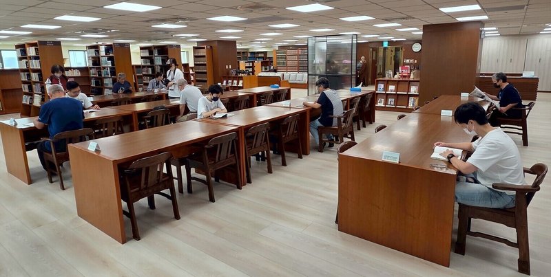 南投埔里鎮中台禪寺普天精舍設有圖書館及閱讀空間,約10年前因管理人力不足等因素暫停開放,居民認為可惜,經募集志工人力、整理軟硬體設施後重啟,館方20日邀民眾走進感受閱讀溫度。(埔里鎮公所提供)中央社記者蕭博陽南投縣傳真 114年10月20日