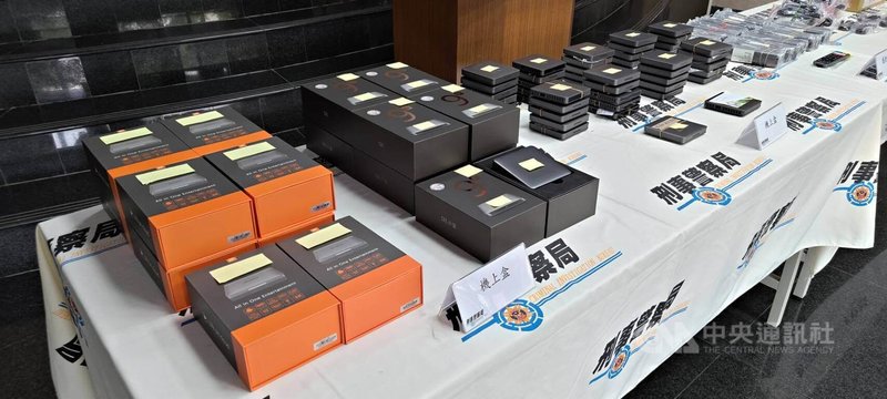 張姓男子自中國進口電視機上盒,可搭配專屬APP收看第四台、戲劇等未經授權來源節目,以「小雲機上盒」為名販售牟利,刑事局循線逮捕張男等12人送辦,並查扣機上盒等證物。(翻攝照片)中央社記者蘇木春傳真 114年10月20日