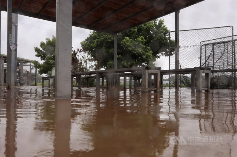受豪大雨及抽水站抽水,再加上大潮影響,新北市二重疏洪道20日有積淹水情形,一片汪洋。中央社記者趙世勳攝 114年10月20日