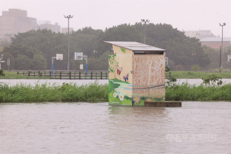 新北市二重疏洪道部分區域道路嚴重積淹水,水利局已實施封閉管制。中央社記者趙世勳攝 114年10月20日