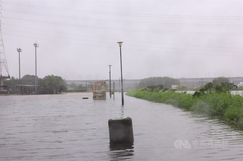 雨勢及大潮造成新北二重疏洪道部分區域道路積水嚴重,猶如一片汪洋。中央社記者趙世勳攝 114年10月20日