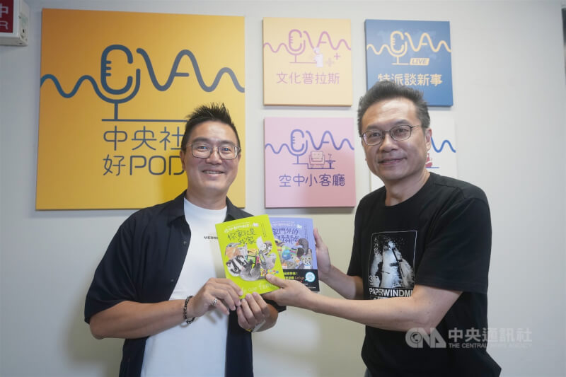 生態作家黃一峯(左)與主持人邱祖胤(右)分享新書《家門外的野鄰居》與《你家就是我家》,帶領讀者認識日常生活中動物鄰居的怪咖習性。中央社記者徐肇昌攝 114年7月29日