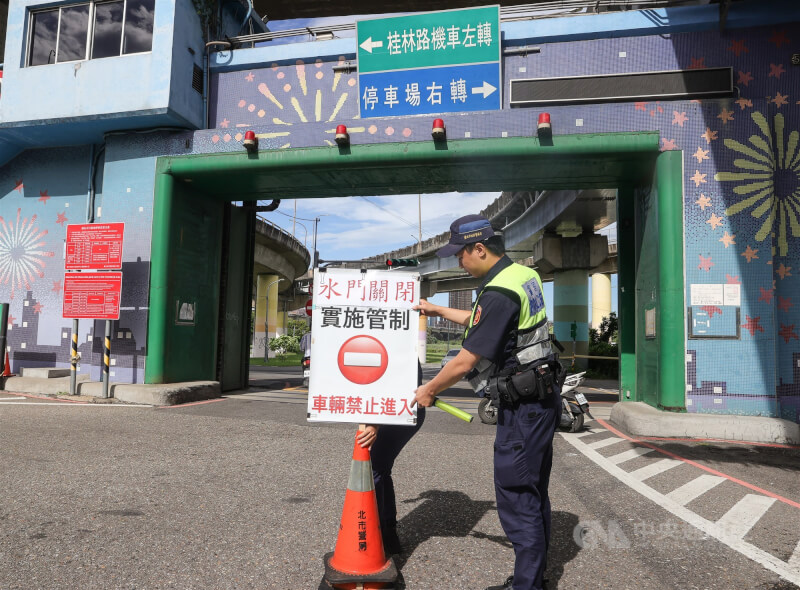 配合防汛,台北市交通局表示,20日傍晚5時起中山、松山、士林、萬華、大同區部分疏散門及越堤道路只出不進。圖為延平疏散門。(中央社檔案照片)