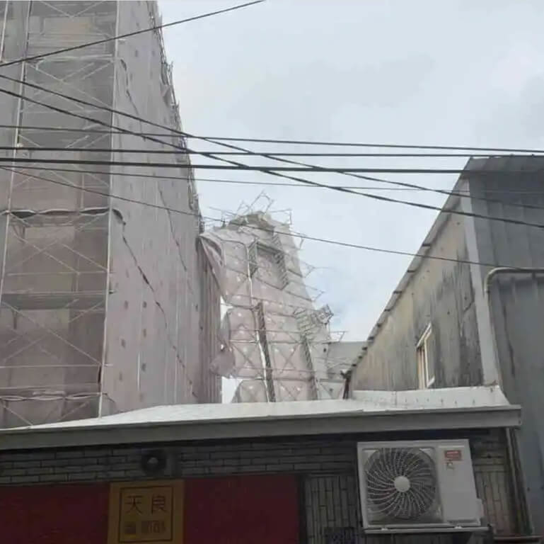 彰化縣鹿港鎮20日吹起陣陣強風,1處位在鹿港民俗文物館的建築工地發生部分鷹架坍塌事件,所幸並未造成人員傷亡。(民眾提供)中央社記者吳哲豪傳真 114年10月20日