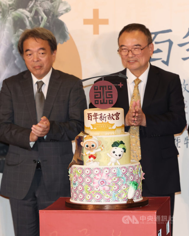 國立故宮博物院20日晚間熱鬧舉行「故宮100+院慶暨特展聯合開幕晚會」,故宮院長蕭宗煌(右)、日本東京國立博物館副館長淺見龍介(左)出席同慶。中央社記者趙世勳攝 114年10月20日
