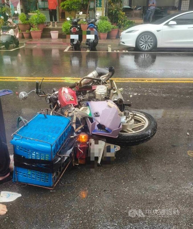 台北市一名75歲機車騎士20日載著妻子行駛大同區迪化街2段時,疑轉彎未禮讓直行車,雙方發生碰撞,造成騎士傷重不治、妻子輕傷。(翻攝照片)中央社記者黃麗芸傳真 114年10月20日