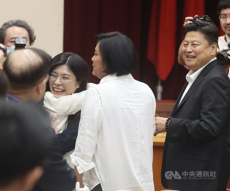 國民黨主席當選人鄭麗文(左)20日中午拜會立法院國民黨團,向黨籍立委握手、擁抱致意。前右為黨團總召傅崐萁。中央社記者郭日曉攝 114年10月20日