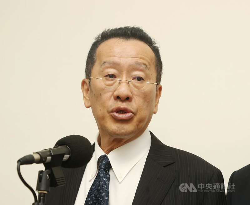 國防部長顧立雄20日赴立法院專案報告,會前受訪時就外界對比國軍抗彈板與中共抗彈板一事表示,目前正研製新抗彈板並驗證中,同時亦研發鎢芯彈(可輕易穿透解放軍制式防彈背心),目前均在進行中。中央社記者郭日曉攝 114年10月20日