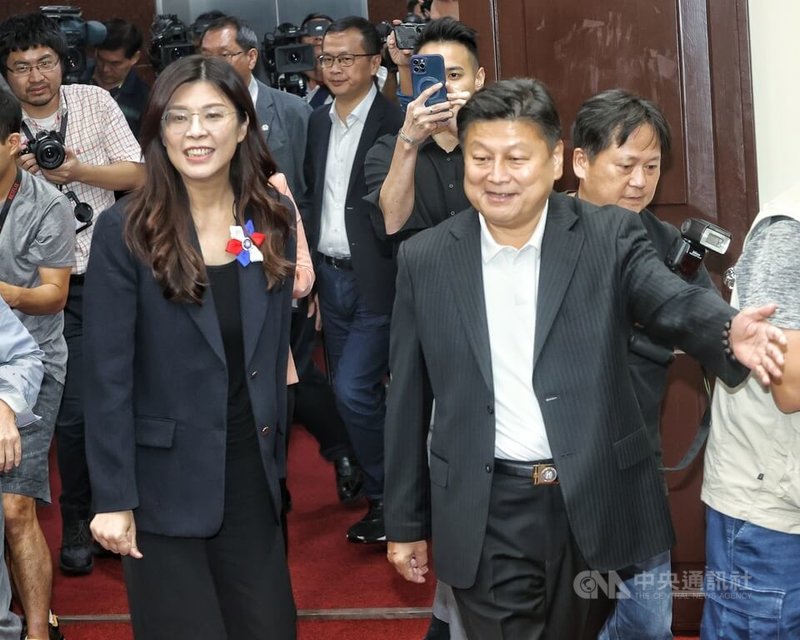 國民黨主席當選人鄭麗文(前左)20日中午拜會立法院國民黨團,由黨團總召傅崐萁(前右)親自接待。中央社記者郭日曉攝 114年10月20日