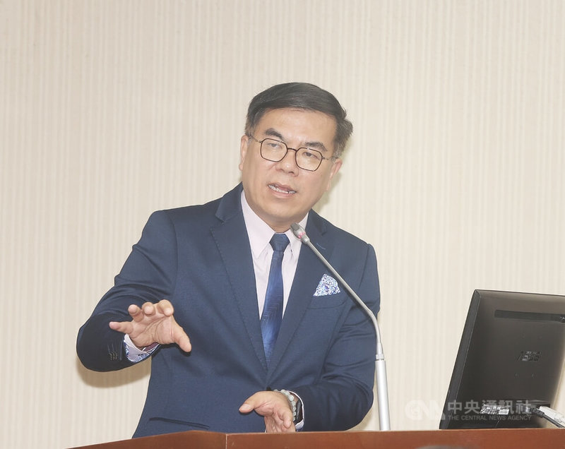 立法院社福及衛環委員會20日邀環境部長彭啓明(圖)、經濟部等官員專題報告「太陽能光電板案場環評機制與保護區廢棄物管理之檢討」,並備質詢。中央社記者郭日曉攝 114年10月20日