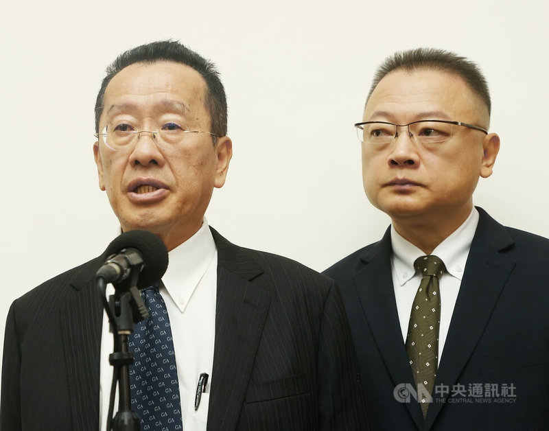 國防部長顧立雄(左)20日再赴立法院專案報告潛艦國造「海鯤號」進度。會前受訪時提到,會以品質及安全為重逐次進行海測(SAT),但11月要完成測試並交艦「有相當大挑戰」,若違約將依約計罰,每天約新台幣19萬元。中央社記者郭日曉攝 114年10月20日