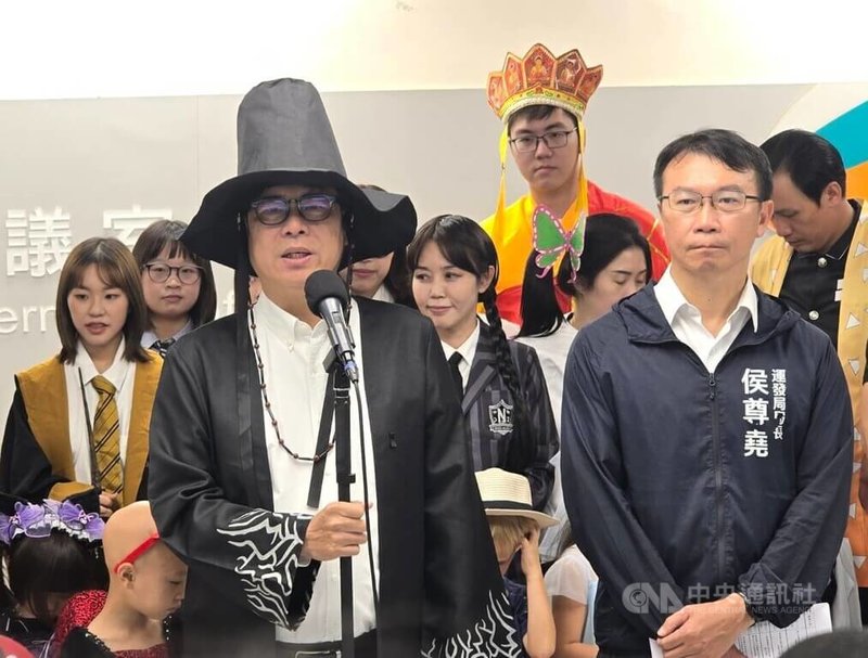 高雄女籃在全運會因沒帶選手證遭判失格,高雄市長陳其邁(左)21日受訪表示,會針對這一次的缺失進行檢討。中央社記者蔡孟妤攝 114年10月21日