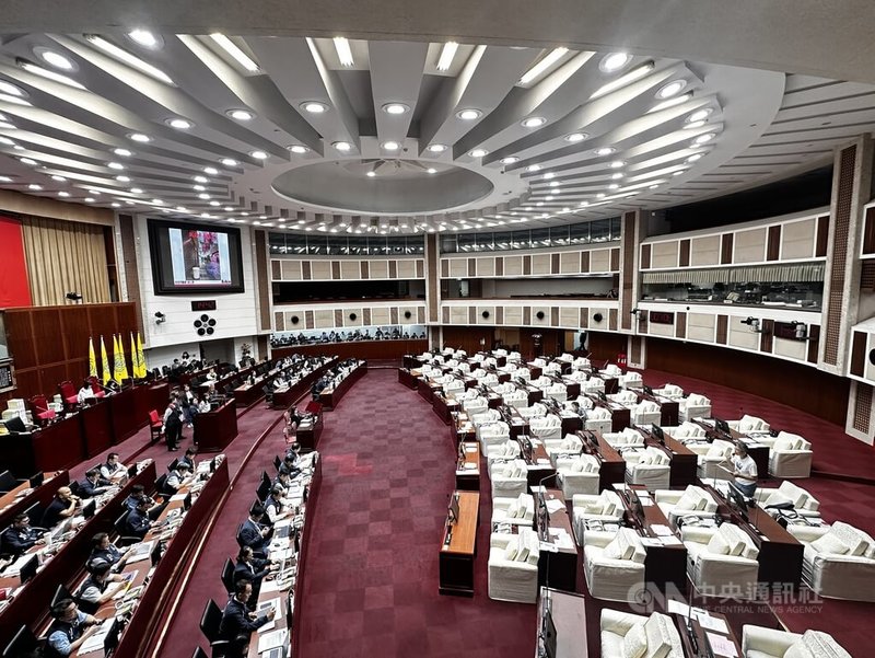 有議員21日質詢時指台北市政府修法要業者在店內張貼公共意外責任保險單等資料,引發業者個資外洩疑慮。法務局答詢表示,將修改並與相關單位研議改善方式。中央社記者劉建邦攝 114年10月21日