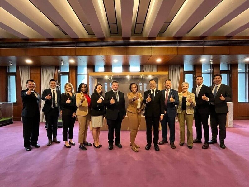 外交部政務次長陳明祺(右5)20日款宴美國中大西洋地區州議會領袖訪問團,並與訪團成員合影。(外交部提供)中央社記者楊堯茹傳真 114年10月21日