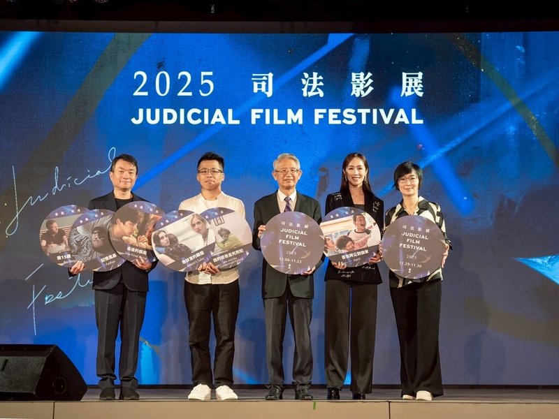 「2025金馬X司法影展」21日舉行開幕記者會,司法院代理院長謝銘洋(中)表示,本屆影展精選包括「我的爸爸是死刑犯」等6部作品,希望藉由光影語言的魅力,吸引民眾深入瞭解司法議題。(司法院提供)中央社記者林長順傳真 114年10月21日