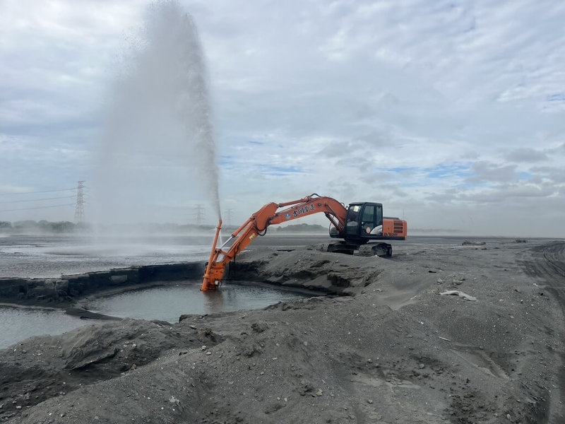 受東北季風加強及颱風外圍環流影響,雲林縣麥寮和台西鄉連2天揚塵,經濟部水利署第四河川分署和雲林縣環保局啟動應變措施,包含於裸露地灑水加強抑塵等。(四河分署提供)中央社記者姜宜菁傳真 114年10月21日