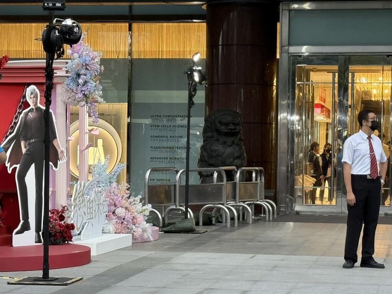 有民眾21日發現台中新光三越百貨外牆一處玻璃破大洞,業者說明,疑因強風刮起異物致外力擊中玻璃帷幕導致,已立即清理現場並以拒馬將危險區域暫時圍起,確保整體空間安全無虞。(民眾提供)中央社記者郝雪卿傳真 114年10月21日