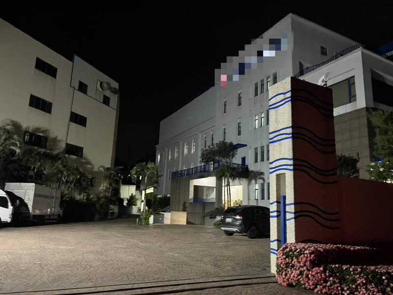 台中市太平區某公司21日疑發生電梯故障,1名員工走出電梯後,電梯無預警繼續向上攀升,但電梯門未即時關閉,員工重心不穩往後跌落電梯井,傷重不治。(民眾提供)中央社記者趙麗妍傳真 114年10月21日
