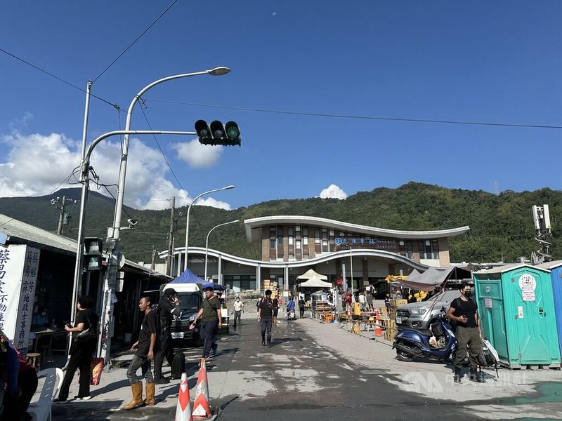 花蓮馬太鞍溪堰塞湖災後,受創嚴重的光復鄉街區逐漸復原,中央災害應變中心前進協調所將從「災後救援」轉為「重建復原」。中央社記者李先鳳攝 114年10月21日