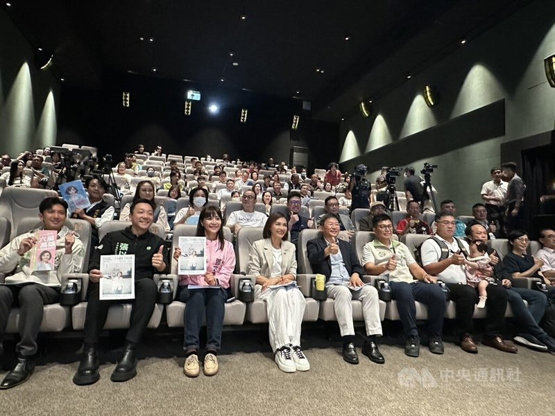 民進黨高雄市長初選升溫,立委邱議瑩(前排左4)21日在高雄台鋁影城舉辦「六大願景、六星高雄」政策說明會,公布5大安養政策,包括創立新生兒「希望基金專戶」、將長照中心升格為長照處、增設24小時臨托中心和2歲專班,以及加碼敬老卡點數至每月1200點等。中央社記者林巧璉攝 114年10月21日