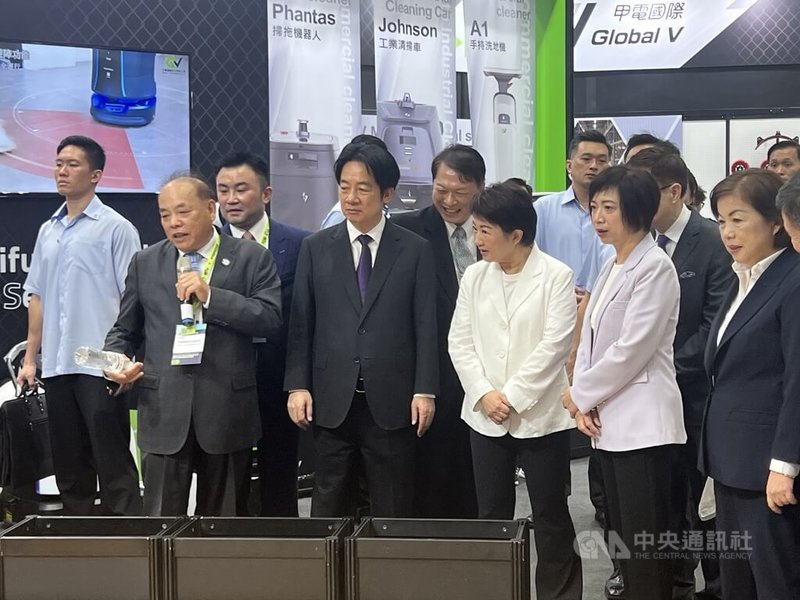 總統賴清德(前左2)21日到台中國際會展中心出席「TiTExIHT台灣國際五金工具博覽會x五金工業展」開幕典禮,並在台中市長盧秀燕(右3)的陪同下參觀現場展示攤位。中央社記者郝雪卿攝 114年10月21日