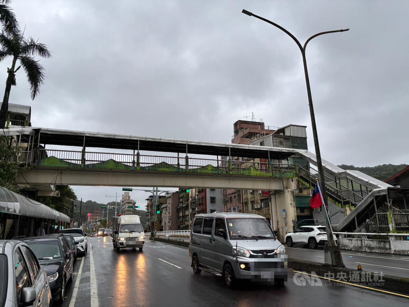 基隆市南新街人行陸橋(圖)因不利長者通行、使用率低,市府評估拆除費用約新台幣400萬元,將向中央爭取經費補助,配合南榮路整體道路改善計畫予以拆除。中央社記者王朝鈺攝 114年10月21日