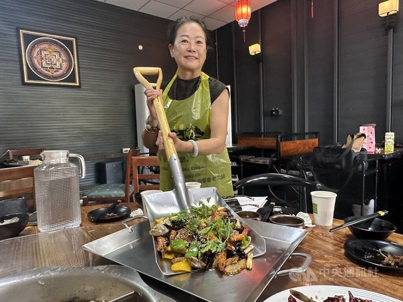 來自中國四川的汪玥如(圖)在台中市豐原區開設家鄉料理重慶火鍋店,將家鄉味與創意結合,推出麻辣鐵鍬海鮮,成另類鏟子超人。中央社記者趙麗妍攝 114年10月21日