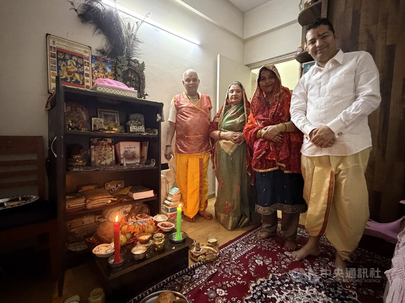 如同台灣人過年拜拜時會換上新衣一樣,印度人在排燈節(Diwali)祭祀(Puja)時,會換上傳統服飾以表示對神明的尊重。中央社記者李晉緯新德里攝 114年10月21日